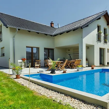 Lazensky Kout ホームステイ Poděbrady